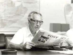  ??  ?? SHIMON PERES reads ‘The Jerusalem Post’ in January 1987.