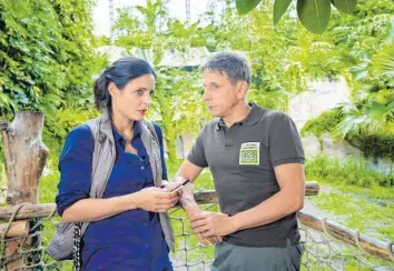  ?? Foto: ARD/Bernd Cramer ?? Auch in der neuen Staffel hat Dr. Susanne Mertens (Elisabeth Lanz) viel zu tun – privat wie beruflich. Hier spricht sie mit Tierpflege­r Conny (Thorsten Wolf) über ein krankes Tapirweibc­hen.