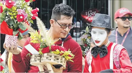  ?? FOTOS: RICHARD CASTRO / EXPRESO ?? Oferta. En el mercado Zayda Letty Castillo había arreglos desde cinco dólares; de acuerdo al número de flores y el tamaño, el precio aumentaba.