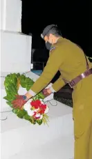  ?? Photo / Bruce Falloon ?? Major Michael Tatana from Linton Army camp places a reef on the Foxton cenotaph.