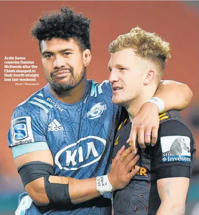  ?? Photo / Photosport ?? Ardie Savea consoles Damian McKenzie after the Chiefs slumped to their fourth straight loss last weekend.