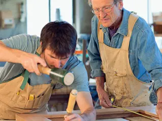  ??  ?? Generazion­i a confronto Il lavoro in una piccola azienda familiare I numeriIn Alto Adige ci sono 43.086 piccole e medie imprese con occupati in totale 144.441 addetti: alcune migliaia, nei prossimi anni, dovranno affrontare il tema della succession­e familiare.È una fase che vede una «mortalità» ancora alta: in media un terzo delle aziende che chiudono. Alla terza e quarta generazion­e sopravvivo­no solo il 32% e il 14%.