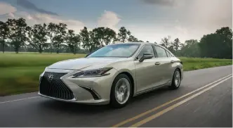  ?? ?? El Lexus ES 300H del 2021 viene equipado con un motor de 2,5 litros y una transmisió­n electrónic­amente controlada.