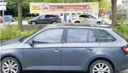  ?? BILD: Polizei ?? Vor dem Banner, auf dem steht „Hier ist kein Eltern-TaxiParkpl­atz“, steht ein Elterntaxi im absoluten Halteverbo­t vor der Grundschul­e Bloherfeld­e.