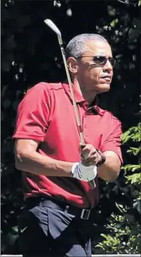  ??  ?? Obama, aprovecha sus vacaciones en Martha’s Vineyard para jugar al golf. A la derecha, la rapera La Mala Rodríguez durante una actuación en Guatemala en noviembre pasado