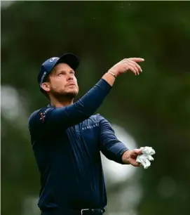  ?? ANDREW REDINGTON/GETTY IMAGES ?? Danny Willett, tied for fourth after his first round at the Masters, tests the wind on the fourth hole at Augusta.
