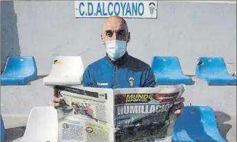  ?? FOTO: EFE ?? José Juan, héroe del Alcoyano en la eliminació­n copera del Madrid, leyendo Mundo Deportivo el día después