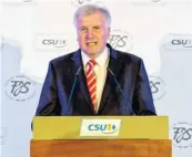  ?? Foto: dpa ?? 6. September: Der CSU-Vorstand kritisiert Merkels Vorgehen „als falsche Entscheidu­ng“.
