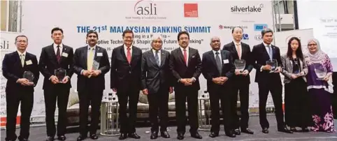  ??  ?? JOHARI (tengah) pada Sidang Kemuncak Perbankan Malaysia ke-21, semalam.