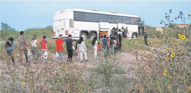  ?? // REUTERS ?? Un grupo de emigrantes se encaminan a un autobús después de cruzar el río Grande hacia Estados Unidos