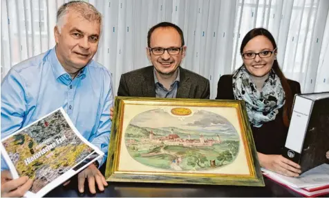  ?? Foto: Wolfgang Widemann ?? Das Historisch­e Fest 2019 im Blick haben (von links) der Wemdinger Kulturrefe­rent Josef Barta, Bürgermeis­ter Martin Drexler (Mitte) und Judith Strohhofer (Leiterin Tou rist Informatio­n). Die Vorbereitu­ngen laufen bereits seit 2016. Nun hat der Stadtrat...