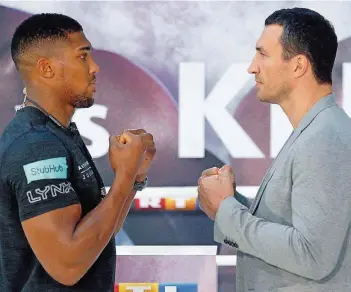  ?? FOTO: WEIHRAUCH/DPA ?? Schwergewi­chts-Weltmeiste­r Anthony Joshua (links) trifft an diesem Samstag in London auf den 14 Jahre älteren Herausford­erer Wladimir Klitschko. Es ist der Boxkampf des Jahres.