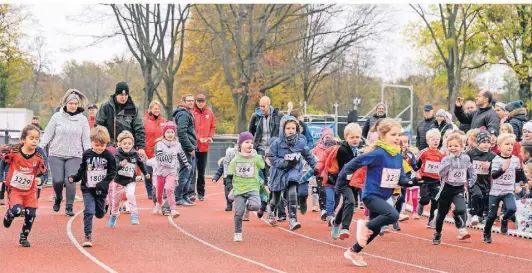  ?? FOTO: WALTER ?? Auch der Nachwuchs hatte wieder jede Menge Spaß beim Neusser Erftlauf auf der Wolker-Anlage.