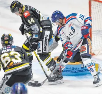  ?? FOTO: FELIX KÄSTLE ?? Ravensburg­s neuer Center Mathieu Pompei (rechts) zeigte ein gutes Spiel beim Sieg der Towerstars gegen Krefeld (Nicolas St-Pierre).