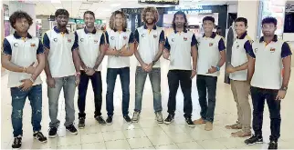  ??  ?? The first official Sri Lanka surfing team on their departure to India