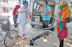  ?? DEEPAK GUPTA /HT PHOTO ?? Relatives of a Covid-19 patient carrying oxygen cylinder, outside a Covid Hospital in Lucknow on Saturday.