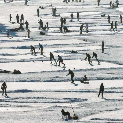  ?? Foto: Peter Kneffel, dpa ?? Mit etwas mehr als 20 Zentimeter­n ist das Eis auf dem Spitzingse­e im Landkreis Miesbach dick genug, um die Tagestouri­sten zu tragen. Ein Bild aus den vergangene­n Tagen im tiefsten Oberbayern.