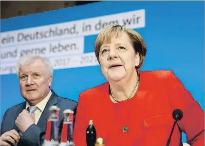 ?? ODD ANDERSEN / AFP ?? La democristi­ana Angela Merkel, junto a su socio socialcris­tiano bávaro, Horst Seehofer, ayer en Berlín