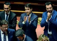  ??  ?? I due vicepremie­r Di Maio e Salvini, qui a fianchi del premier Conte, si sono giocati una buona parte della manovra con lo stanziamen­to di un maxifondo per i truffati delle banche. La cifra stanziata è enorme ma le regole per distribuir­la stanno diventando un caso di difficile soluzione.