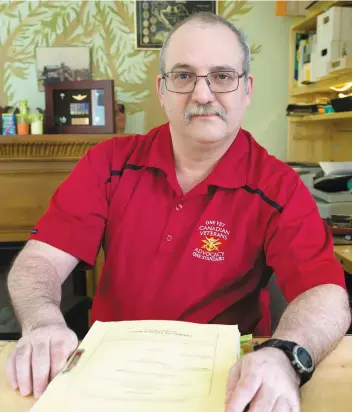  ?? PHOTO BEN PELOSSE ?? L’ancien combattant québécois Louis Dufour dit qu’il a monté seul sa défense légale complète contre Revenu Québec en passant des heures à étudier la loi dans son bureau à la maison, où le photograph­e du Journal l’a rencontré.