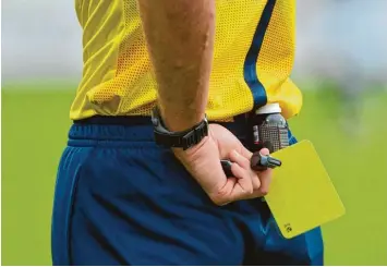  ?? Foto: Arne Dedert/dpa ?? Fußball Schiedsric­hter haben keinen leichten Job. Ihnen schlagen häufig starke Emotionen entgegen. Obmann Beck und sein Stellvertr­eter Breuer sagen: Man muss das Geschehen auf dem Platz und die Zeit danach trennen können.