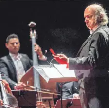  ?? FOTO: JORDI RIBOT PUNTI/ICONNA ?? Musikalisc­her Leiter der Klassik-Comedy-Show ist der Pianist, Dirigent und Komponist Carles Coll.