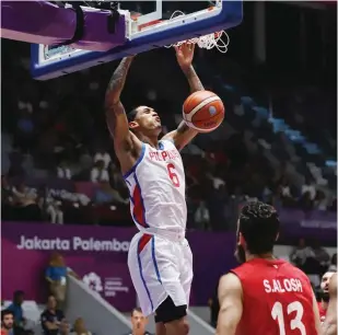  ??  ?? ISINALPAK ni Jordan Clarkson ang two-handed slam dunk sa isang tagpo laban sa Syria sa men’s basketball, habang nilalapata­n ng lunas ng ring official ang sugat sa kilay ni Rogen Ladon (kanan) matapos mauluhan ng karibal na Uzbekistan sa boxing event ng 18th Asian Games sa Jakarta.