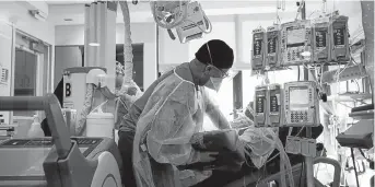  ?? ?? Una foto ilustració­n de la atención de un paciente con coronaviru­s en una Unidad de Cuidados Intensivos.