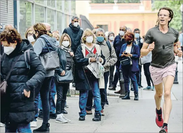  ?? ALEX GARCIA ?? En la Fira. Dos mil barcelones­es entre los 70 y 79 años fueron convocados ayer para recibir la vacuna en el espacio preparado en
la Fira de Montjuïc. La operación se repetirá hoy y mañana en la Fira, así como en otros grandes recintos de Tarragona,
Lleida y Girona