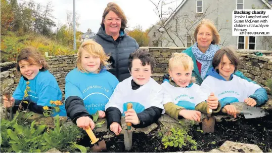  ?? 221018BUCH­LYVIE_01 ?? Backing charity Jessica Langford and Susan McEwan with children at Buchlyvie Primary