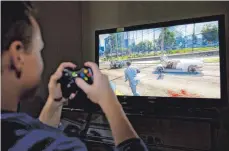  ?? FOTO: DPA ?? Ein 16-Jähriger spielt „Grand Theft Auto V“vom Softwareen­twickler Rockstar North mit Sitz im schottisch­en Edinburgh. Die britische Games-Branche erwartet massive Probleme.