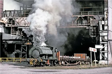  ?? GORDON EDGAR ?? Bagnall 0-4-0ST Works No. 2623 Hawarden draws bogie bolster wagons out of the billet bay at the Shelton Iron & Steel Works near Stoke-on-Trent on April 8 2000.