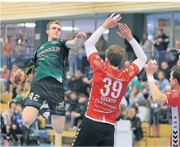  ?? RP-FOTO: ACHIM BLAZY ?? Torjäger Bastian Thole (am Ball) ging angeschlag­en in die letzte Verbandsli­ga-Partie der Lintorfer.