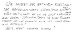  ??  ?? Die Bewohnerin Friederike Fredel bedankt sich bei der Belegschaf­t des AWO‰Senio‰ renheims in Gersthofen.