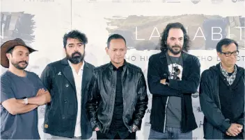  ??  ?? Alfonso Pineda, Iván Ávila, Ernesto Contreras, Alejandro Valle y Carlos Carrera en la presentaci­ón de la película.