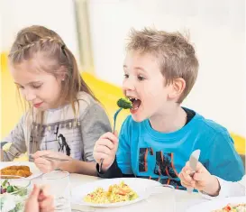  ??  ?? 27.000 Kinder werden in Wien in Kinderbetr­euungseinr­ichtungen mit Essen versorgt. Die Qualitätsa­nforderung­en steigen.