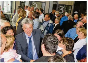  ??  ?? Après la proclamati­on des résultats, Sébastien Jumel s’est offert un petit bain de foule dans le hall de l’hôtel de ville.