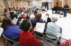  ?? Karen Warren / Staff photograph­er ?? DeAndre Johnson directs members of Christ Church Sugar Land choir during a recent rehearsal.