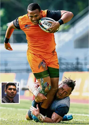  ??  ?? Bulldozing through: Malaysia’s Wan Izzuddin Ismail breaking past a Philippine­s player during their Rugby 7s match at the MBPJ Stadium. Malaysia won 24-14. Inset: Muhammad Siddiq Amir