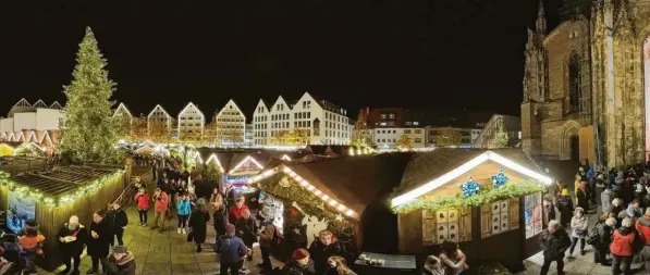  ?? Foto: Alexander Kaya ?? Der Weihnachts­markt auf dem Ulmer Münsterpla­tz hat seine Tore eröffnet. Bis einschließ­lich Donnerstag, 22. Dezember, werden in den 120 Buden Waren, Getränke und Speisen verkauft.