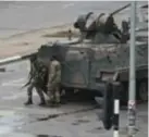  ?? FOTO AP ?? Het leger blokkeert de straat naar Mugabe’s residentie.