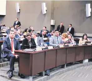  ?? FOTO: EL HERALDO ?? En la bancada liberal cada vez más fragmentad­a ahora figuran dos jefes, uno de ellos Elvin Santos y el otro Víctor Barahona, que recienteme­nte fue elegido.