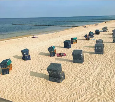  ?? [Beate Lammer] ?? In Hitzesomme­rn stellt Usedom mit seinen Strandkörb­en eine einladende Alternativ­e dar.