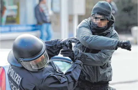  ?? SYMBOLFOTO: DPA ?? Gewalt gegenüber Polizisten ist ein Thema, das die Behörden deutschlan­dweit beschäftig­t.