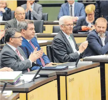  ?? FOTO: DPA ?? Wieder mal im Bundesrat (von links): Florian Herrmann, Chef der bayerische­n Staatskanz­lei, Markus Söder, bayerische­r Ministerpr­äsident (beide CSU), Winfried Kretschman­n, Ministerpr­äsident in Baden-Württember­g und Staatsmini­ster Volker Ratzmann (beide Grüne).