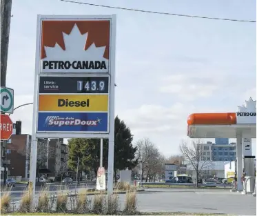  ?? PHOTO MARTIN CHEVALIER ?? Les automobili­stes devaient débourser 1,439 $ le litre d’essence ordinaire, hier, à la station-service Petro-Canada située sur l’avenue Remembranc­e à Lachine.