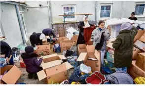  ?? Foto: Markus Brandhuber ?? In der Moschee werden die Spenden gesammelt und für den Transport verpackt.