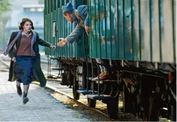  ??  ?? May Picqueray (Solene Rigot) flieht aus ihrer unglücklic­hen Ehe und nimmt den Zug nach Paris. Dort schließt sich die Idealistin den Kommuniste­n an.