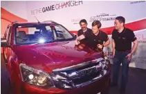  ??  ?? Cricketer Jonty Rhodes signs the pick up and is accompanie­d by Ken Takashima, deputy managing director, Isuzu Motors India