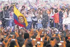  ??  ?? FESTEJO. Simpatizan­tes del político celebraron ayer el gane de Duque. Más de 36 millones estaban llamados a votar.